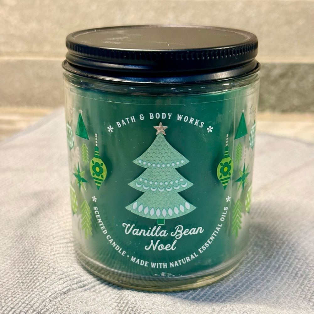 BATH & BODY WORKS/WHITE BARN~SINGLE WICK CANDLE~VANILLA BEAN NOEL SCENT~NEW